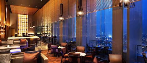 10 restaurants, breakfast, lunch, dinner served; international cuisine