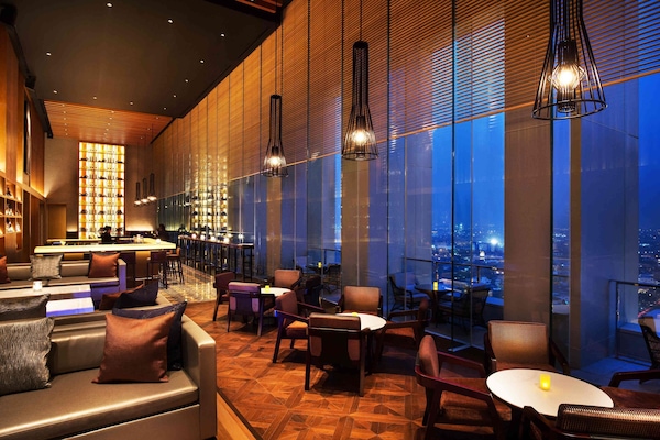 10 restaurants; breakfast, lunch, dinner, and brunch served