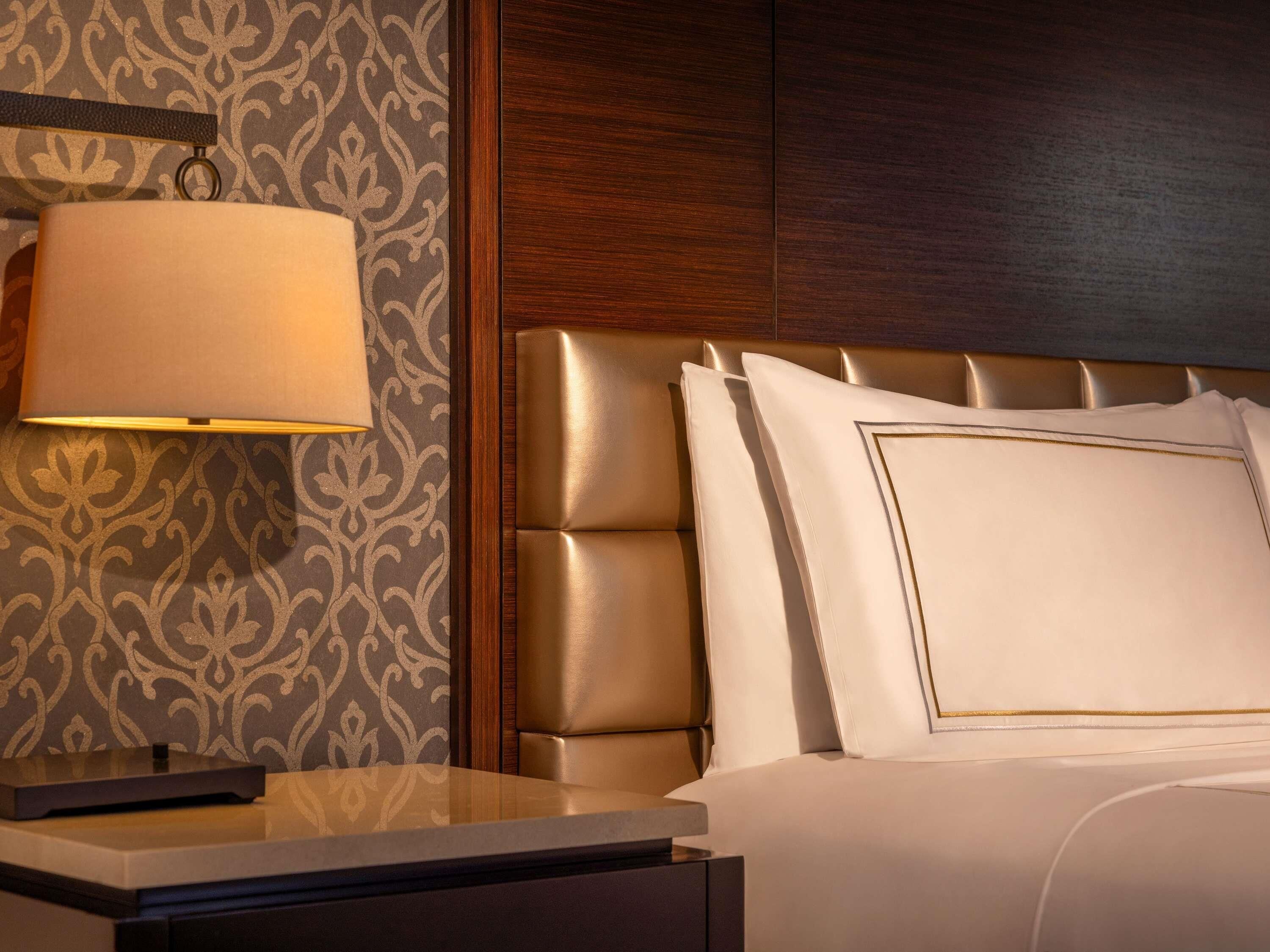 Bộ đồ giường cao cấp, minibar, két bảo mật tại phòng, bàn 