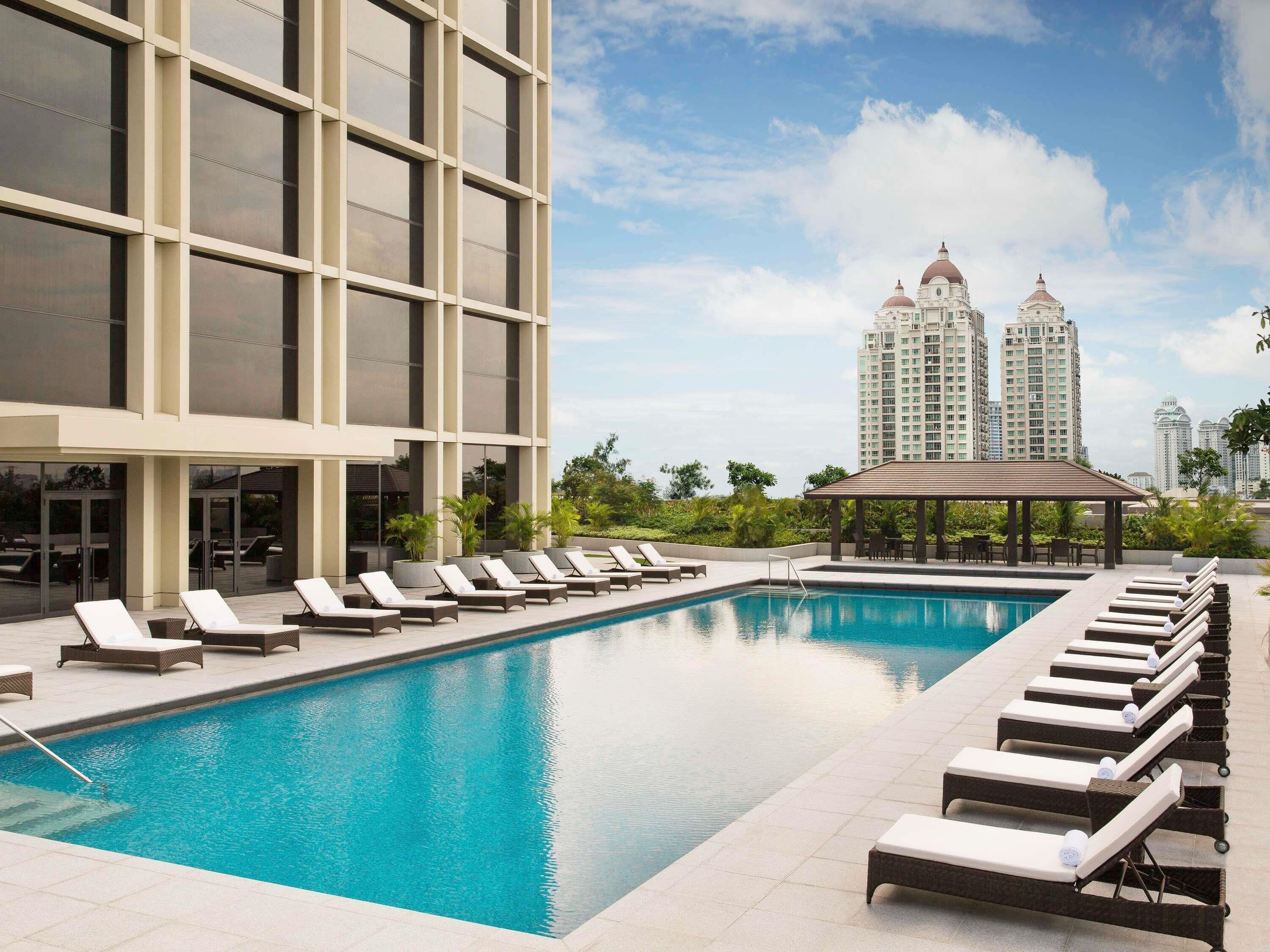 Una piscina al aire libre, cabañas de piscina gratuitas, sombrillas