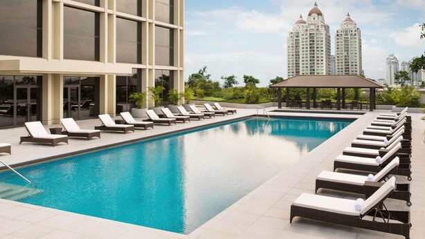 Una piscina al aire libre, cabañas de piscina gratuitas, sombrillas