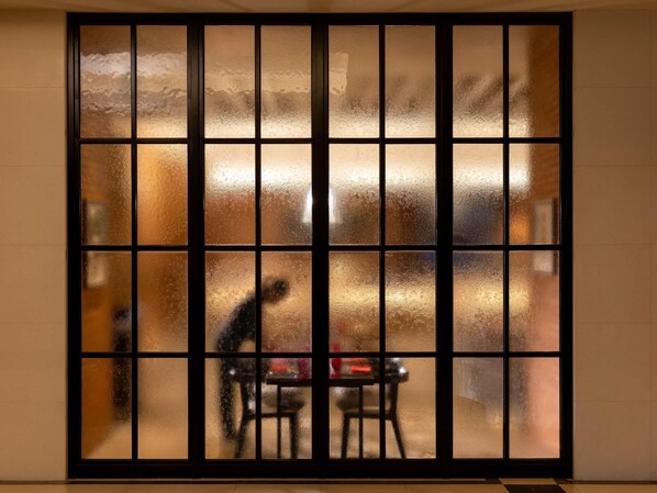 10 restaurants, breakfast, lunch, dinner served; international cuisine