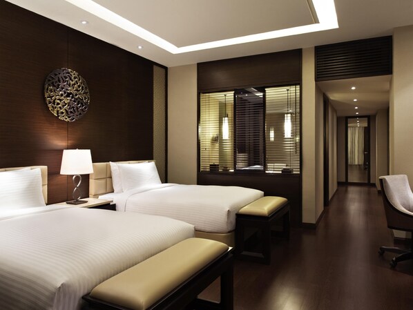 Bộ đồ giường cao cấp, minibar, két bảo mật tại phòng, bàn 