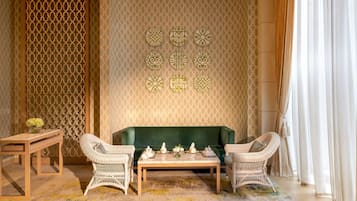 10 restaurants, breakfast, lunch, dinner served; international cuisine
