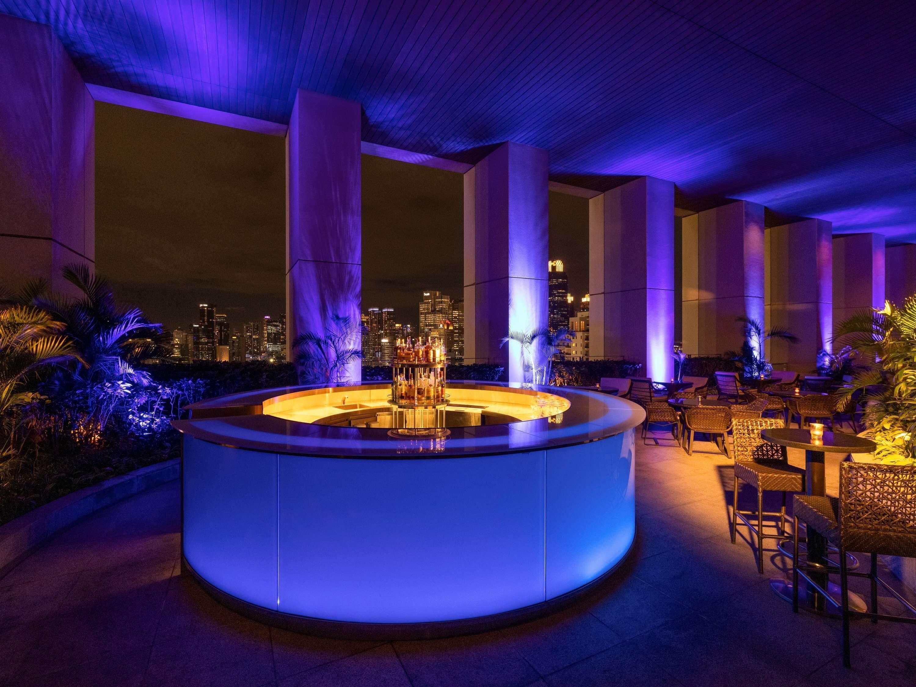 4 bars/lounges, rooftop bar
