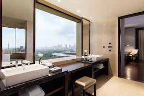Fairmont, Suite, 1 trÚs grand lit | Salle de bain | Baignoire et douche séparées, baignoire relaxante profonde