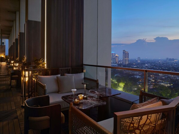 10 restaurants, breakfast, lunch, dinner served; international cuisine 