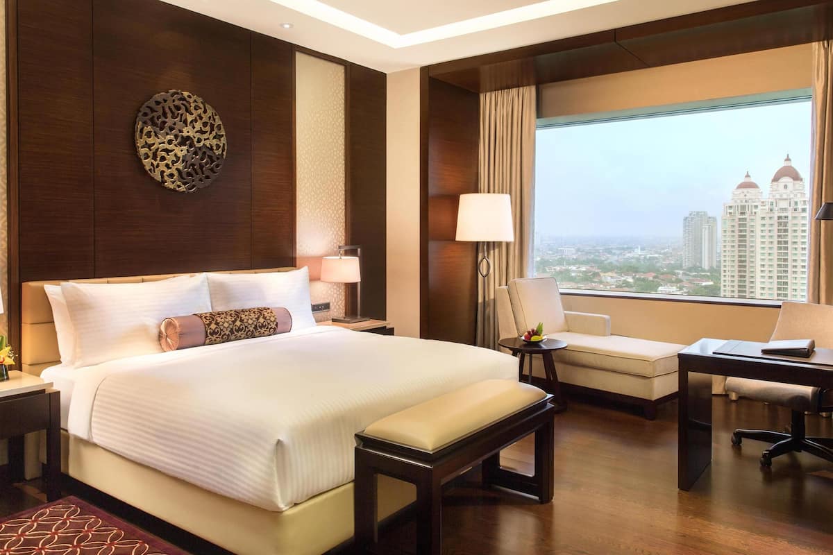 Fairmont, Room, 1 King Bed | Premium bedding, minibar, in-room safe, desk