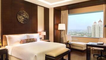 Fairmont, Room, 1 King Bed | Premium bedding, minibar, in-room safe, desk