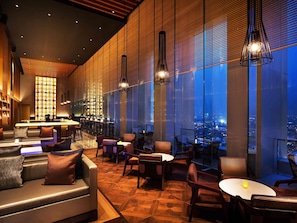 10 restaurants, breakfast, lunch, dinner served; international cuisine