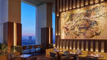 10 restaurantes, se sirven desayunos, comidas y cocina internacional