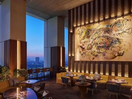 10 restaurants, breakfast, lunch, dinner served; international cuisine