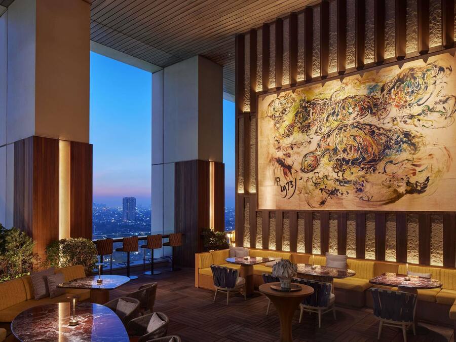 10 restaurants; breakfast, lunch, dinner, and brunch served