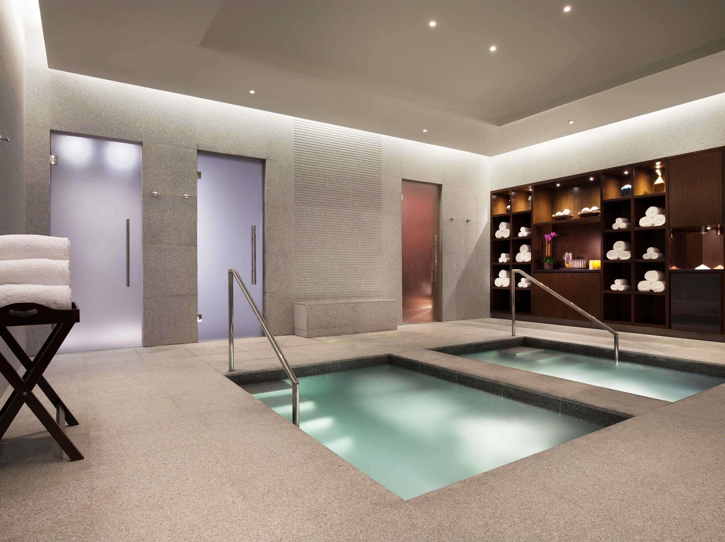 Salas de tratamiento para parejas, un sauna, una bañera de hidromasaje