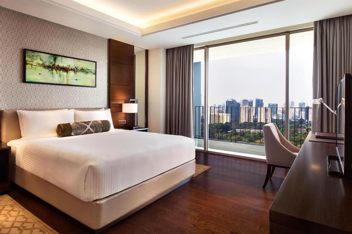 Suite, 1 King Bed, Smoking (Sky. 1 Bedroom)
