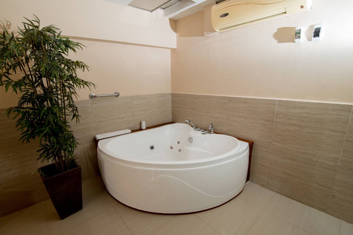 executive studio suite | bathroom | combined shower/bathtub, deep-soaking bathtub, hair dryer, towels