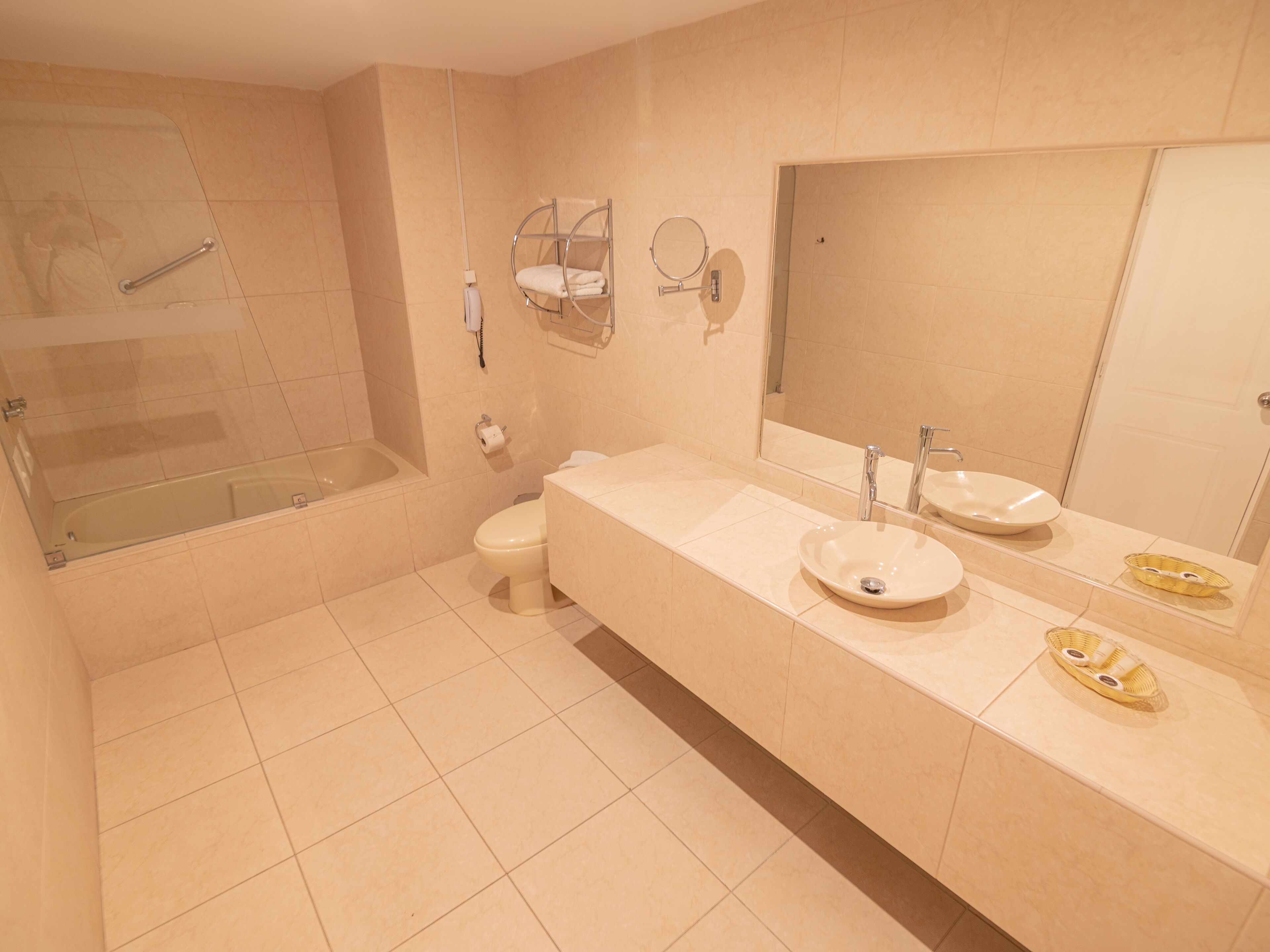 executive single room | bathroom | combined shower/bathtub, deep-soaking bathtub, hair dryer, towels