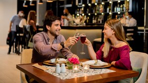 A couple dining at a restaurant with a bar in the background. - El Angolo Hotel Piura (Piura)