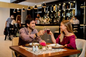 Se sirven desayunos, almuerzos y cenas; cocina internacional