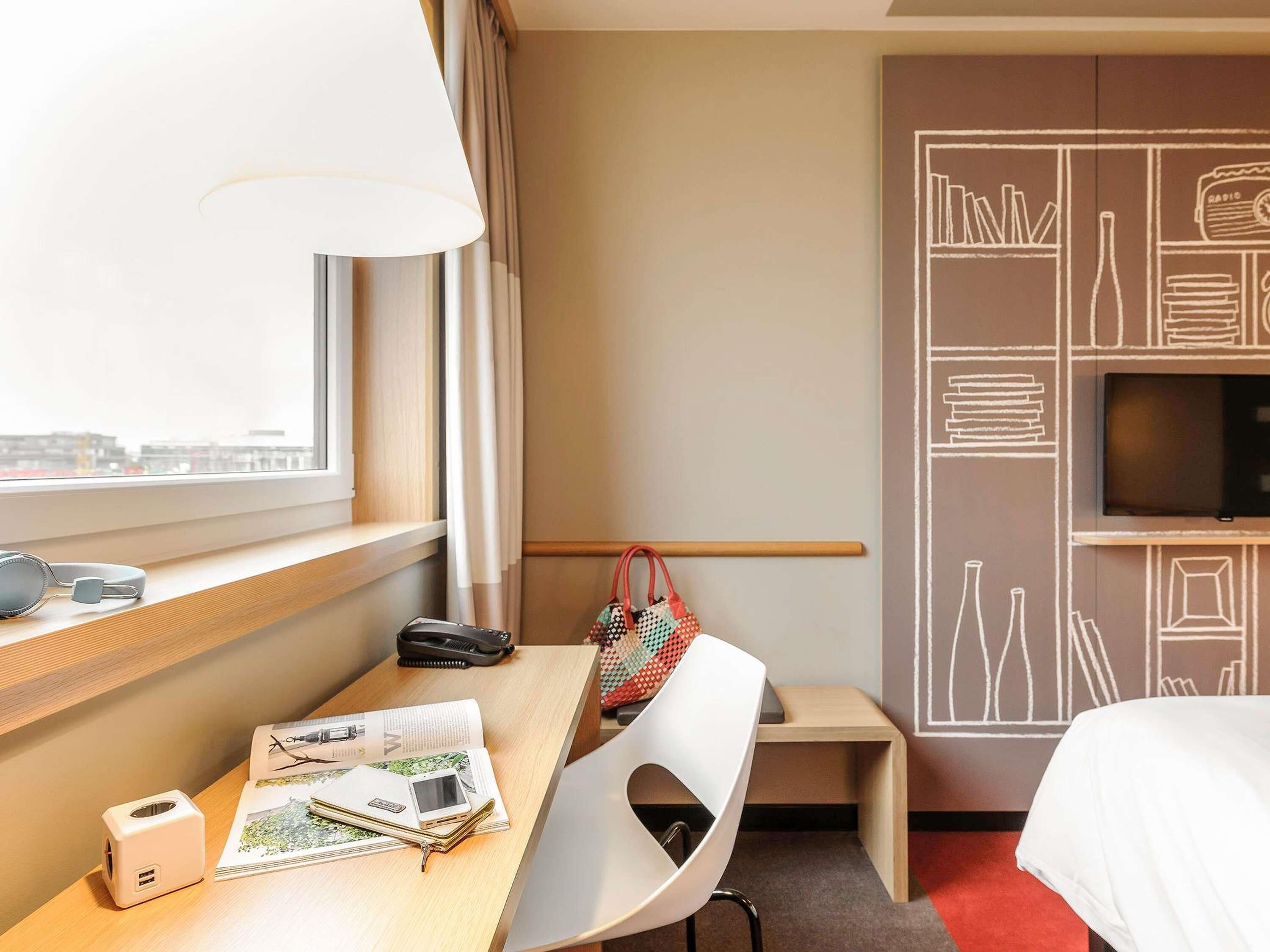 Kahden hengen huone, 1 parisänky (New Sleep Easy Concept) | Ylelliset vuodevaatteet, pillowtop-patjalliset sängyt, työpöytä