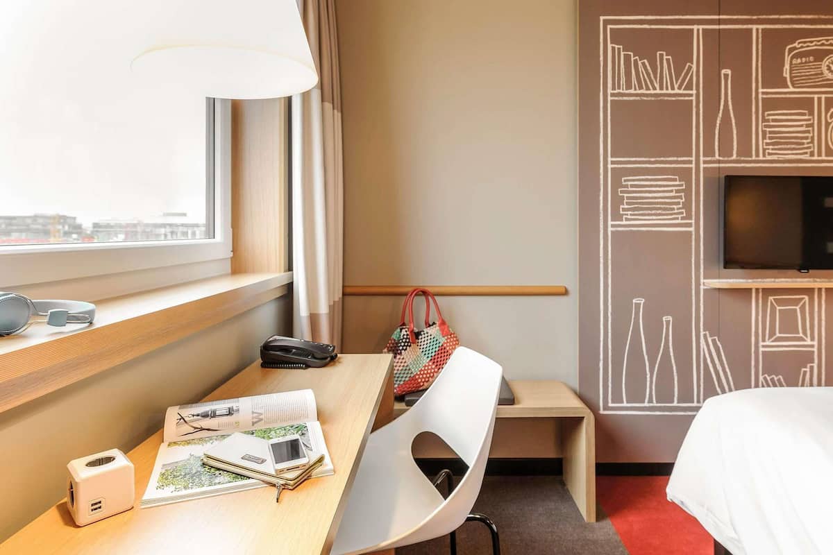 Kahden hengen huone, 1 parisänky (New Sleep Easy Concept) | Ylelliset vuodevaatteet, pillowtop-patjalliset sängyt, työpöytä