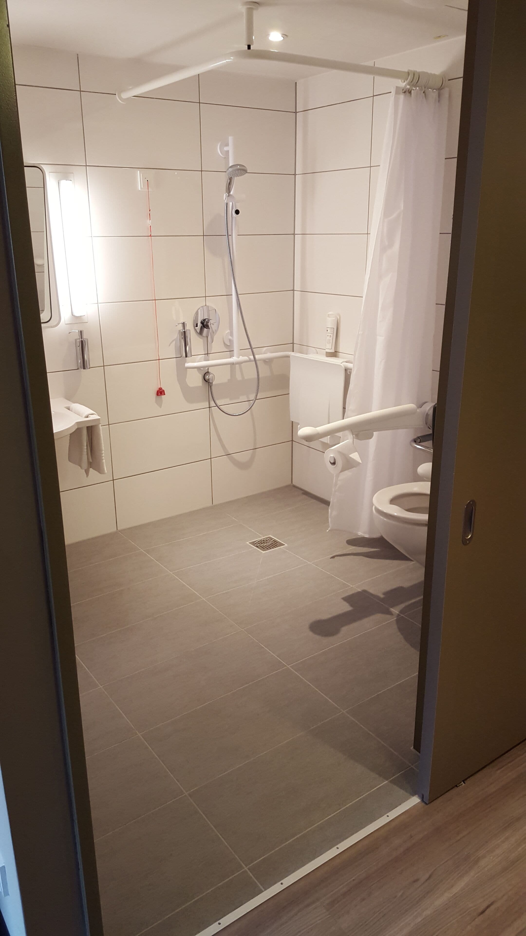 room, 1 double bed, accessible | bathroom | shower, eco-friendly toiletries, hair dryer, towels