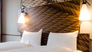 Peralatan tempat tidur premium, tilam berlapik, meja 