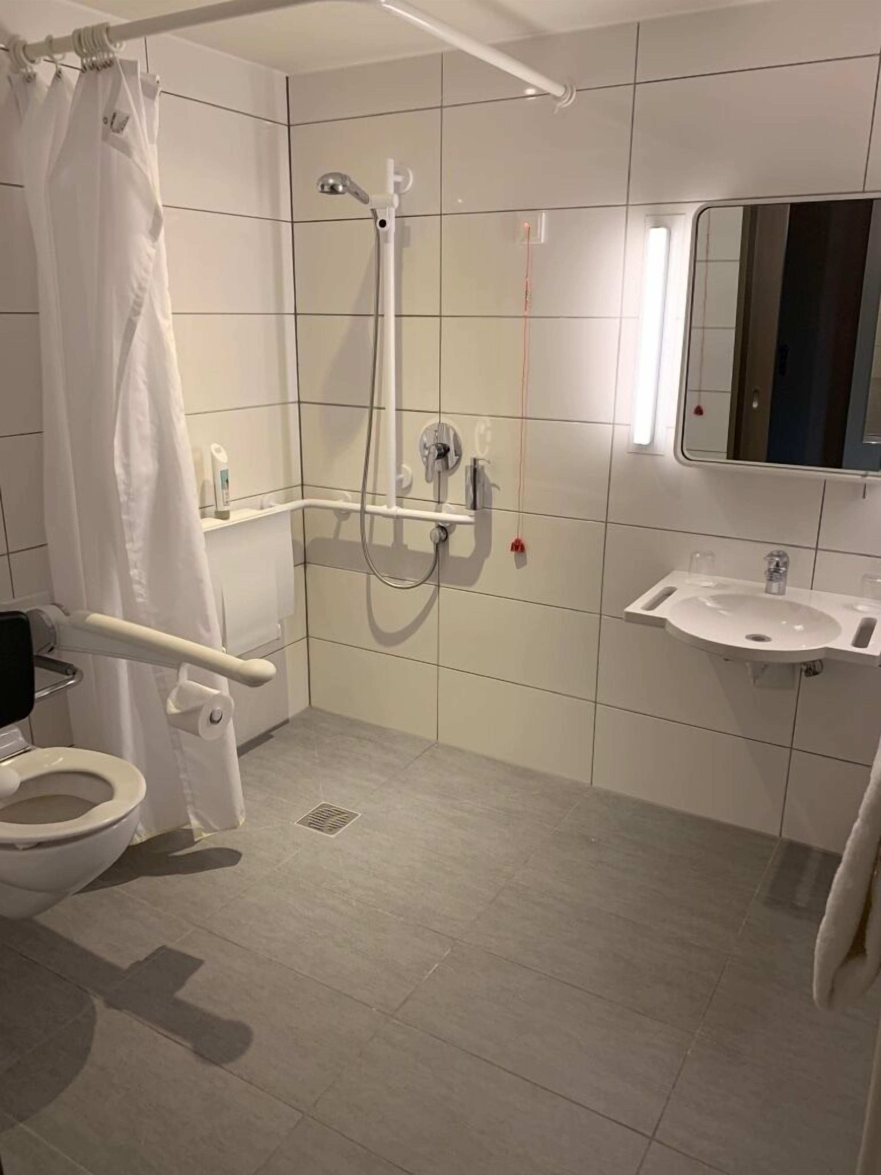 room, 1 double bed, accessible | bathroom | shower, eco-friendly toiletries, hair dryer, towels