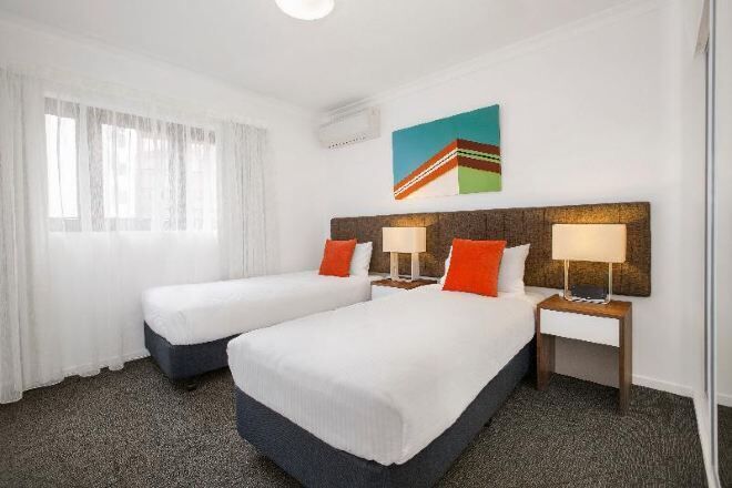 Ropa de cama de alta calidad y caja de seguridad en la habitación 