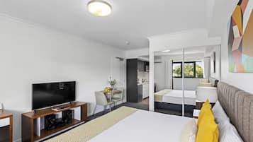 Studio, 1 King Bed | Premium bedding, in-room safe, desk, laptop workspace