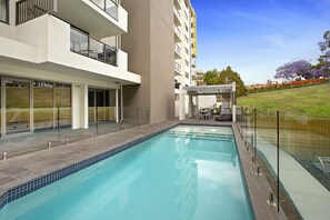 Utendørsbasseng og solsenger