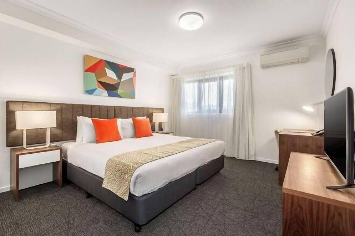 Ropa de cama de alta calidad y caja de seguridad en la habitación 