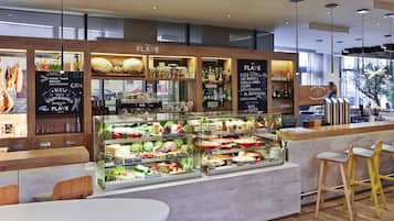 Serviço de café da manhã, almoço, jantar; restaurante ao ar livre