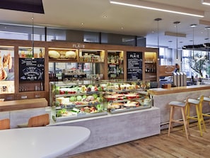 Petit déjeuner et déjeuner servis sur place, restauration en plein air