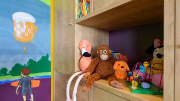 Een houten kastje met boeken en knuffeldiertjes.