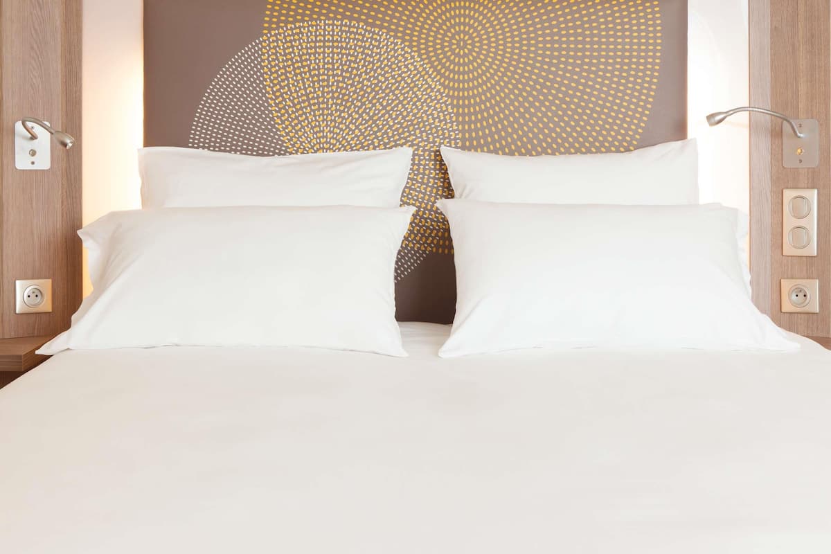 premium bedding, pillow-top beds, in-room safe, desk