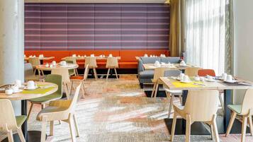 Tägliches Frühstücksbuffet (28 EUR pro Person)