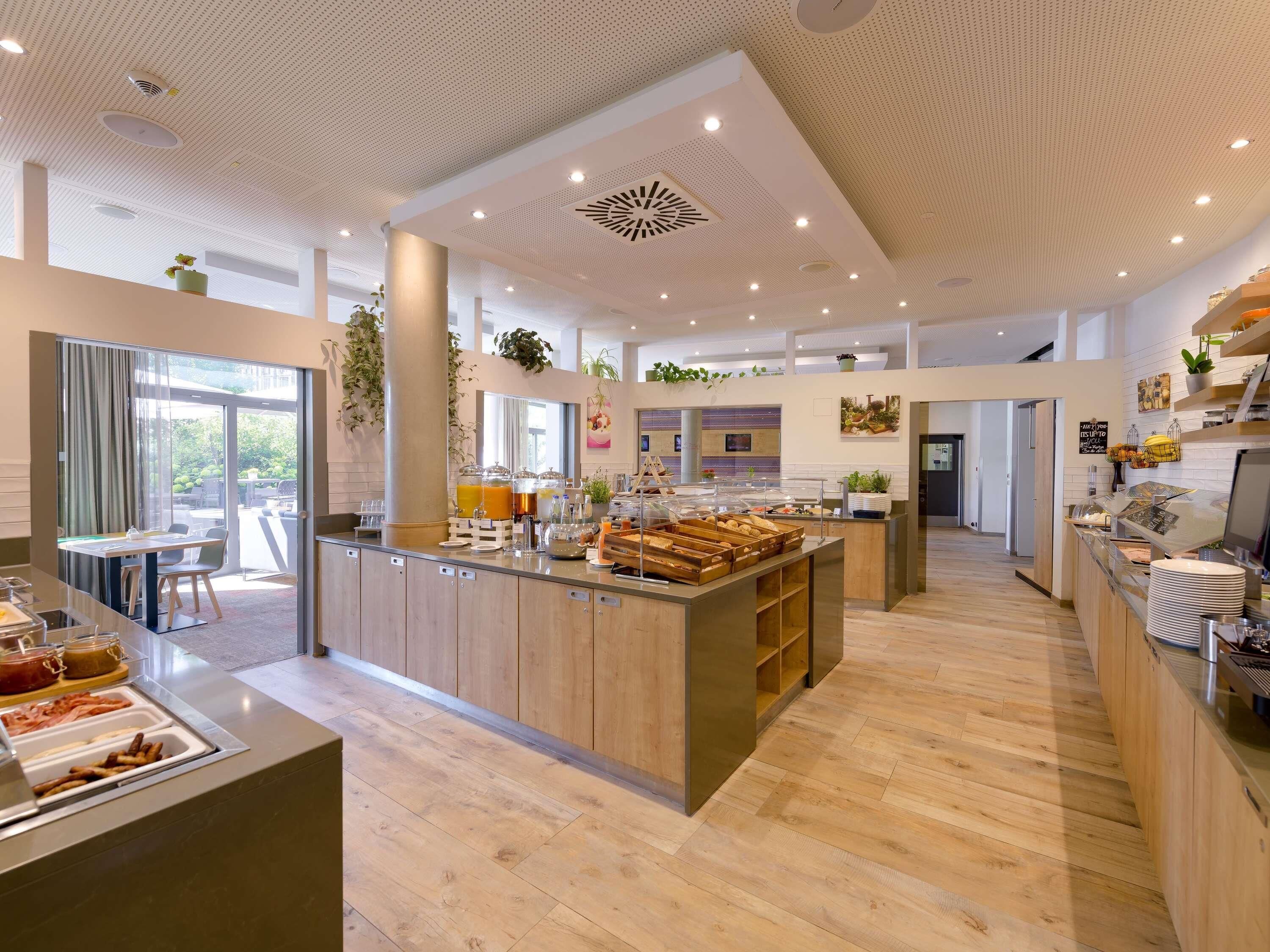 อาหารเช้าแบบบุฟเฟ่ต์ทุกวัน (EUR 28 ต่อคน)