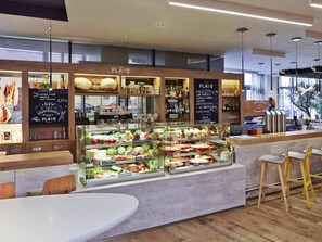 Breakfast, lunch, dinner served; Mediterranean cuisine, alfresco dining  - Novotel München City Arnulfpark (Munich)