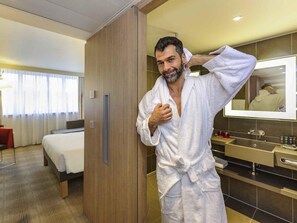 Sengetøy av topp kvalitet, senger med overmadrass og safe på rommet