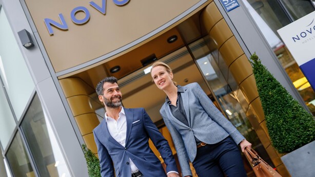 L’entrée d’un hôtel, avec le nom « NOVOTEL » bien visible.