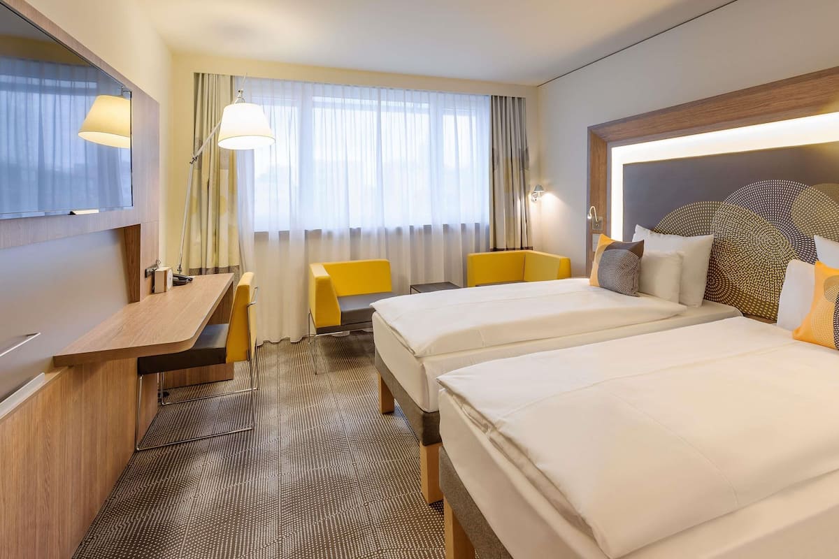 Standard-Zweibettzimmer, 2 Einzelbetten | Hochwertige Bettwaren, Pillowtop-Betten, Zimmersafe, Schreibtisch