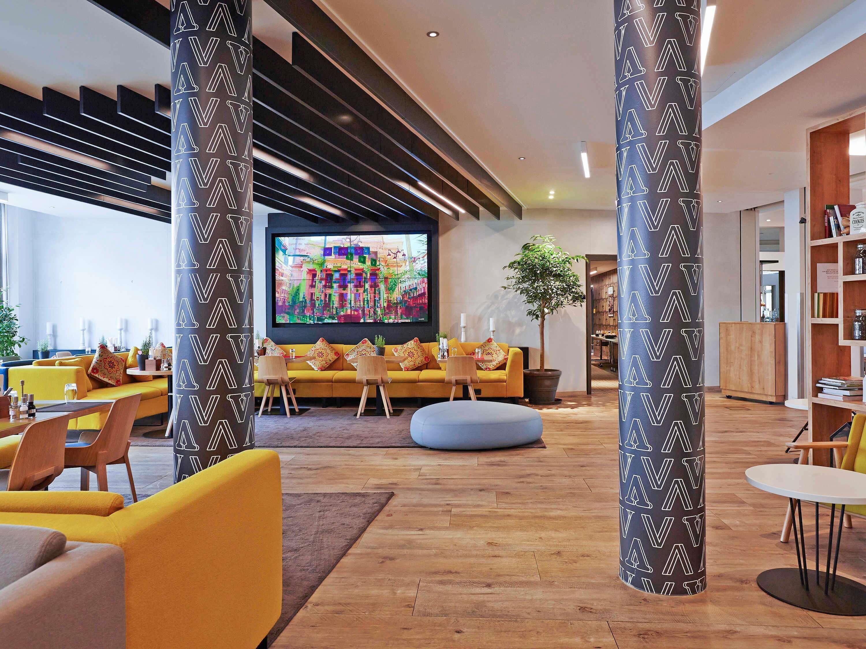 Serviço de café da manhã, almoço, jantar; restaurante ao ar livre