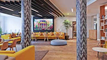 Serviço de café da manhã, almoço, jantar; restaurante ao ar livre