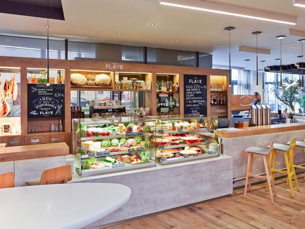 Breakfast, lunch, dinner served; Mediterranean cuisine, alfresco dining  - Novotel München City Arnulfpark (Munich)