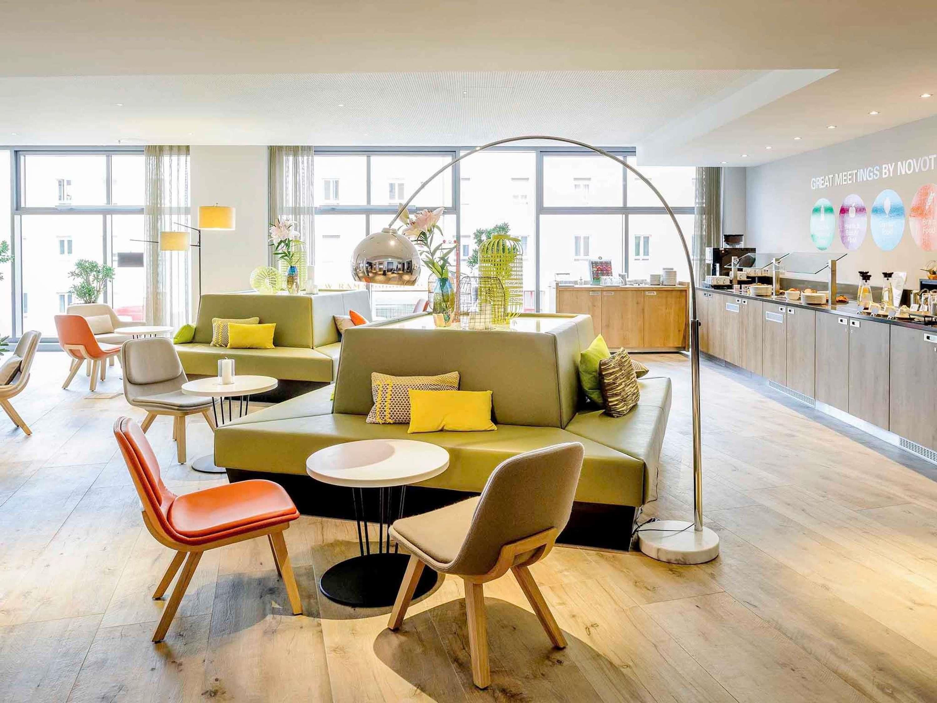 Ein stilvoller Lounge-Bereich mit Sofas, Sesseln und einer Kaffeebar.
