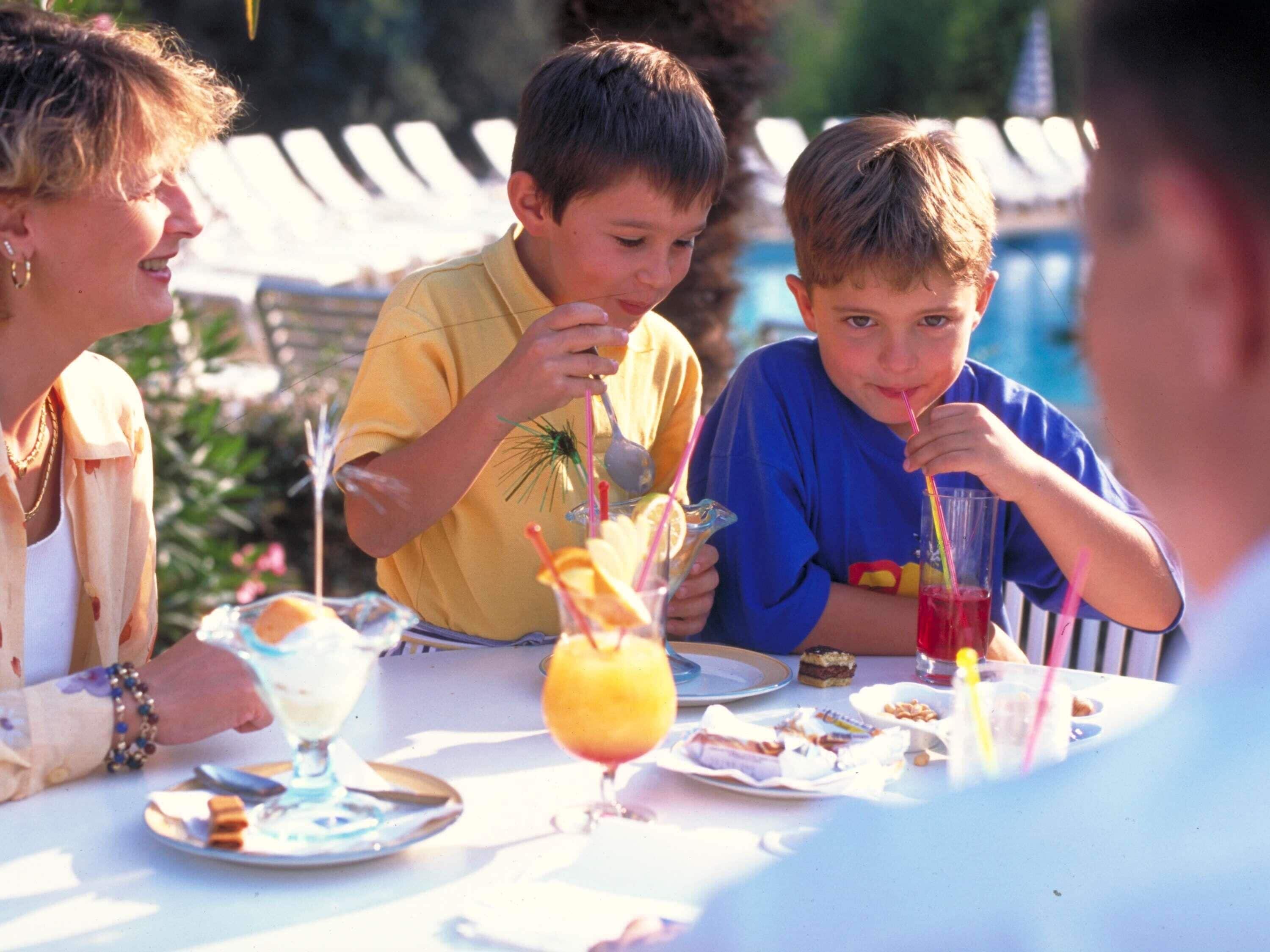 Bữa sáng buffet hàng ngày (28 EUR/mỗi người) 