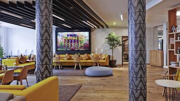 Frühstück, Mittagessen, mediterrane Küche, Speisen im Freien