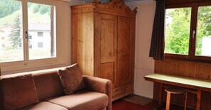 Basic Quadruple Room, Shared Bathroom | Living area