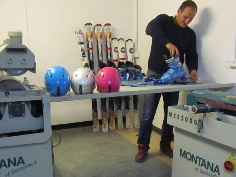 A person working on a table with roller skates and helmets, and a machine labeled 'MONTANA'.
